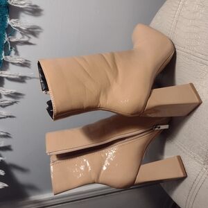 Elegant Tan Women's Boots